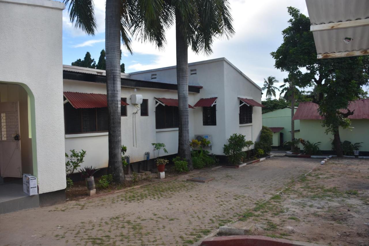 L&J Modern Backpackers Kinondoni Dar es Salaam Exterior foto