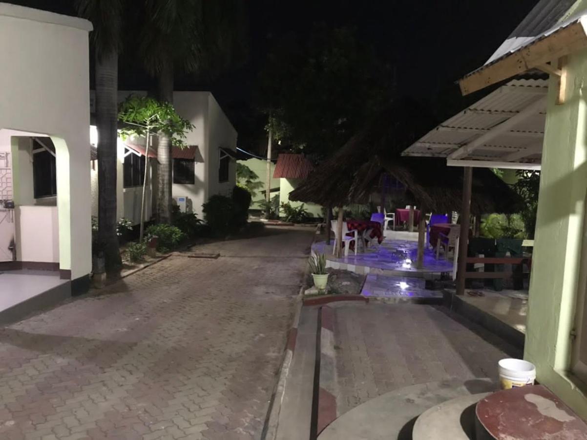 L&J Modern Backpackers Kinondoni Dar es Salaam Exterior foto