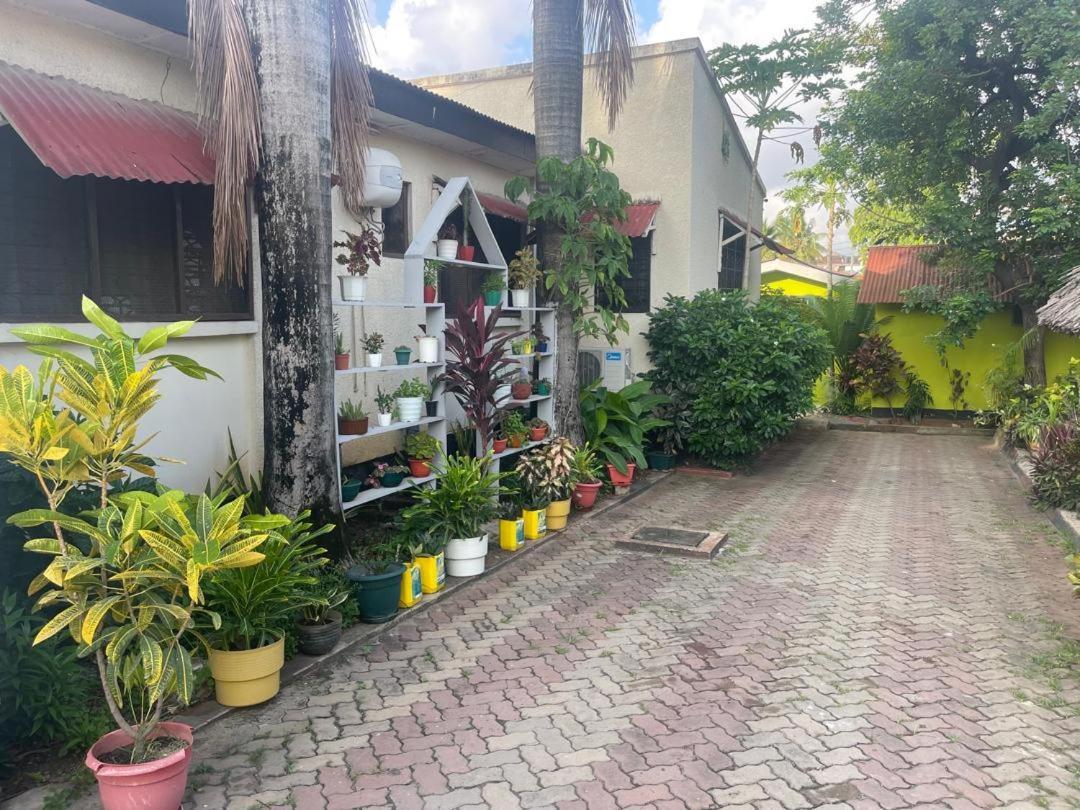 L&J Modern Backpackers Kinondoni Dar es Salaam Exterior foto